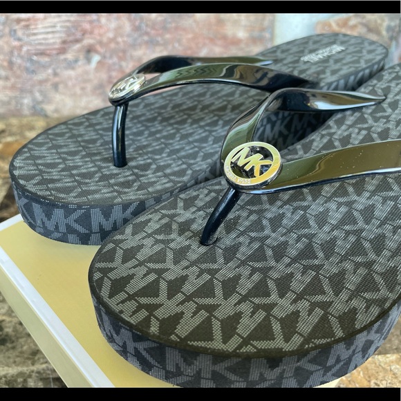 MICHAEL Michael Kors  Bedford Platform Flip flops - Picture 5 of 13